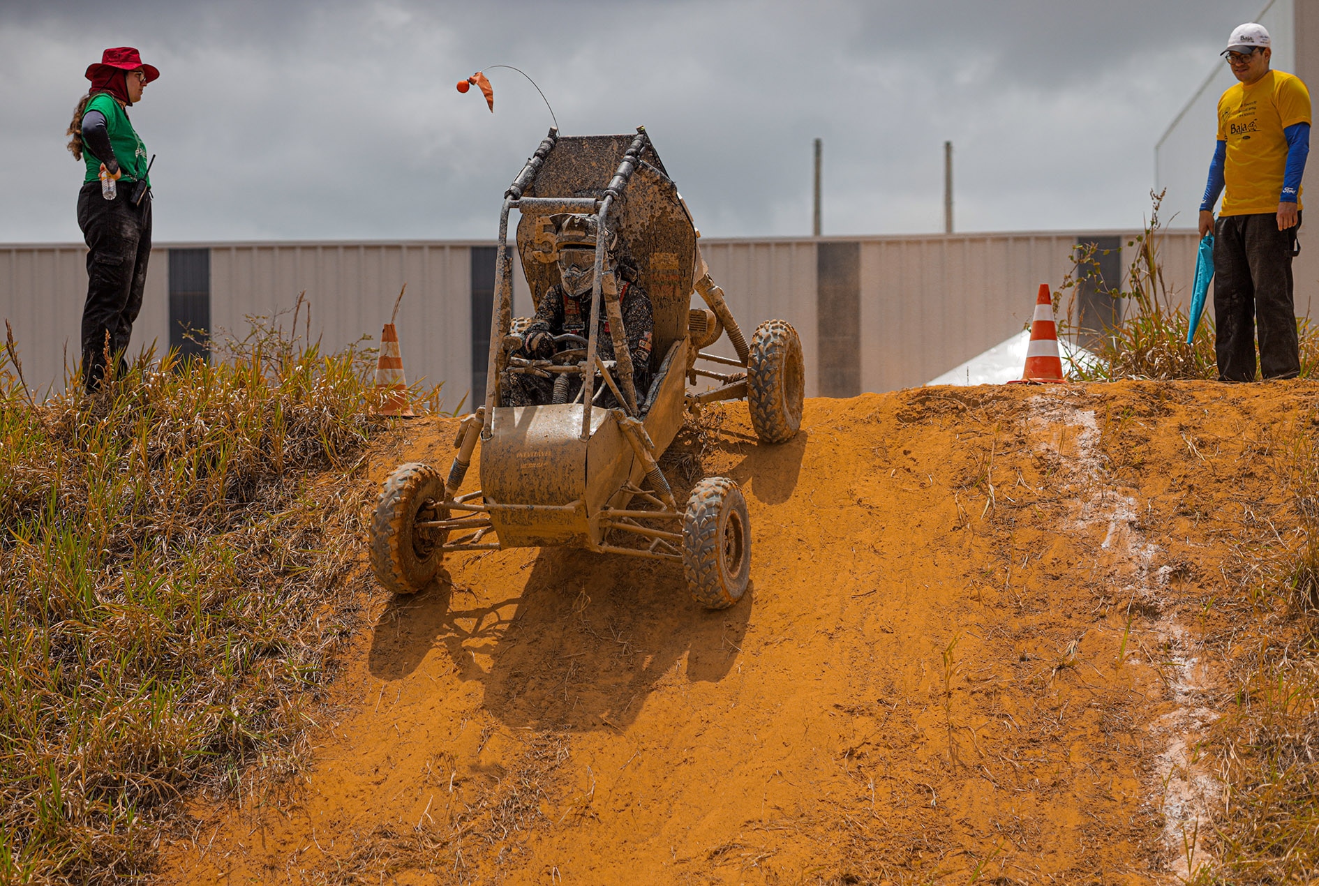 Carros off-road construídos por estudantes de engenharia no Baja SAE Brasil